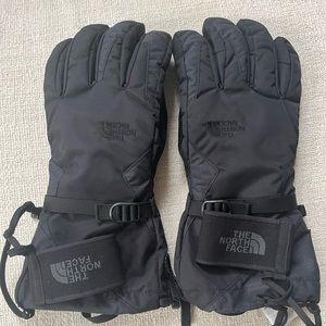 The North Face women’s size L dryvent winter gloves.